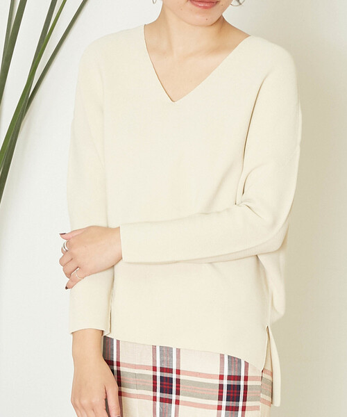 Liesse（リエス）の「ゆるVネックプルオーバー（ニット/セーター・レディース・スミクロ/ライトベージュ/カーキ/イエロー・FREE）」の2枚目の写真