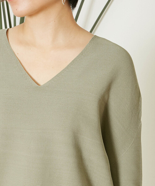 Liesse（リエス）の「ゆるVネックプルオーバー（ニット/セーター・レディース・スミクロ/ライトベージュ/カーキ/イエロー・FREE）」の9枚目の写真