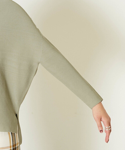 Liesse（リエス）の「ゆるVネックプルオーバー（ニット/セーター・レディース・スミクロ/ライトベージュ/カーキ/イエロー・FREE）」の10枚目の写真