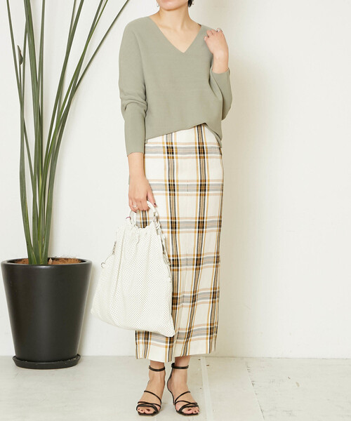 Liesse（リエス）の「ゆるVネックプルオーバー（ニット/セーター・レディース・スミクロ/ライトベージュ/カーキ/イエロー・FREE）」の12枚目の写真