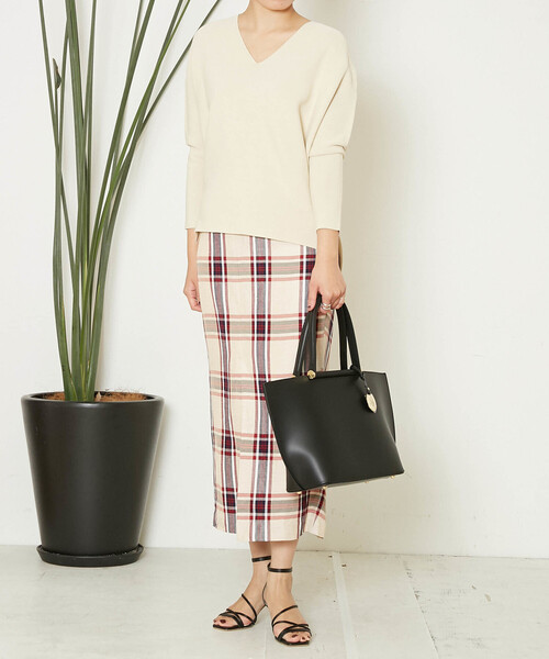 Liesse（リエス）の「ゆるVネックプルオーバー（ニット/セーター・レディース・スミクロ/ライトベージュ/カーキ/イエロー・FREE）」の16枚目の写真