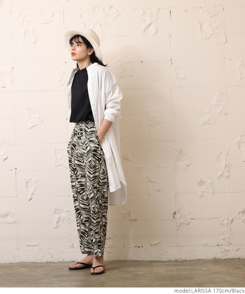 【美品】モノクロリーフ柄イージーパンツ coca（coca）（コカ）の「リーフ柄サイドスリットイージーパンツ