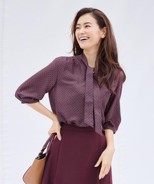 J.PRESS Ladies(J.プレス レディス)の「【洗える】ジオメトリックプリント ブラウス(シャツ/ブラウス・レディース・グレー系5/ネイビー系5・XS)」の2枚目の写真