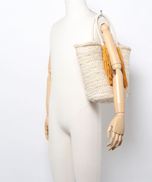 Right-on（ライトオン）の「【HONEYSUCKLE ROSE】フリンジ雑材トートバッグ（トートバッグ・レディース・キナリ/ベージュ・ONE SIZE）」の6枚目の写真