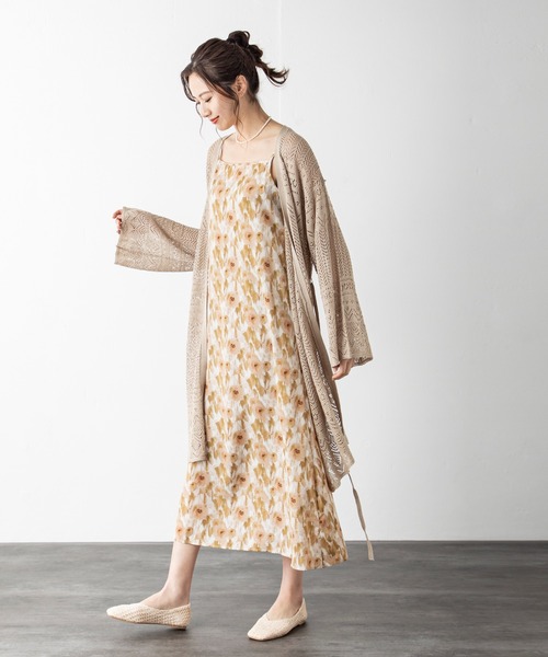 MILLION CARATS（ミリオンカラッツ）の「さらりと羽織ればワンランク上の大人スタイルへ！クロシェ編みから覗く肌見せでシーズンムードを高めるロングカーディガン（ニット/セーター・レディース・ブラック/ベージュ/オフホワイト/カーキ/ブラウン・FREE）」の4枚目の写真