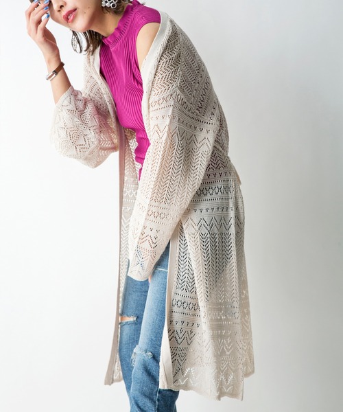 MILLION CARATS（ミリオンカラッツ）の「さらりと羽織ればワンランク上の大人スタイルへ！クロシェ編みから覗く肌見せでシーズンムードを高めるロングカーディガン（ニット/セーター・レディース・ブラック/ベージュ/オフホワイト/カーキ/ブラウン・FREE）」の2枚目の写真