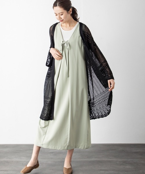 MILLION CARATS（ミリオンカラッツ）の「さらりと羽織ればワンランク上の大人スタイルへ！クロシェ編みから覗く肌見せでシーズンムードを高めるロングカーディガン（ニット/セーター・レディース・ブラック/ベージュ/オフホワイト/カーキ/ブラウン・FREE）」の3枚目の写真