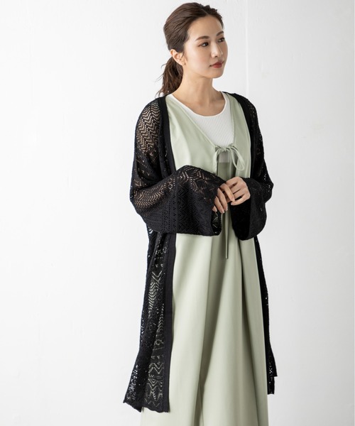 MILLION CARATS（ミリオンカラッツ）の「さらりと羽織ればワンランク上の大人スタイルへ！クロシェ編みから覗く肌見せでシーズンムードを高めるロングカーディガン（ニット/セーター・レディース・ブラック/ベージュ/オフホワイト/カーキ/ブラウン・FREE）」の7枚目の写真