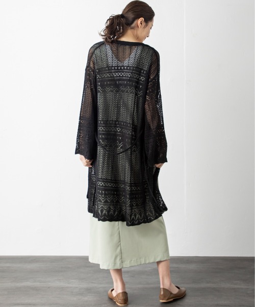 MILLION CARATS（ミリオンカラッツ）の「さらりと羽織ればワンランク上の大人スタイルへ！クロシェ編みから覗く肌見せでシーズンムードを高めるロングカーディガン（ニット/セーター・レディース・ブラック/ベージュ/オフホワイト/カーキ/ブラウン・FREE）」の8枚目の写真