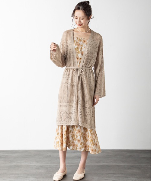 MILLION CARATS（ミリオンカラッツ）の「さらりと羽織ればワンランク上の大人スタイルへ！クロシェ編みから覗く肌見せでシーズンムードを高めるロングカーディガン（ニット/セーター・レディース・ブラック/ベージュ/オフホワイト/カーキ/ブラウン・FREE）」の13枚目の写真