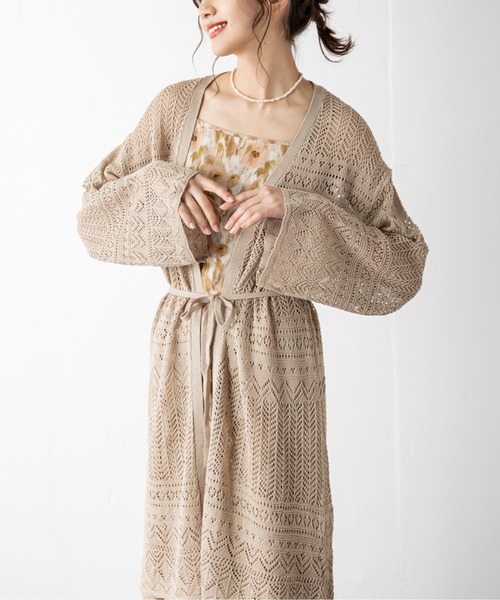 MILLION CARATS（ミリオンカラッツ）の「さらりと羽織ればワンランク上の大人スタイルへ！クロシェ編みから覗く肌見せでシーズンムードを高めるロングカーディガン（ニット/セーター・レディース・ブラック/ベージュ/オフホワイト/カーキ/ブラウン・FREE）」の14枚目の写真