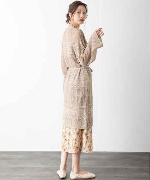 MILLION CARATS（ミリオンカラッツ）の「さらりと羽織ればワンランク上の大人スタイルへ！クロシェ編みから覗く肌見せでシーズンムードを高めるロングカーディガン（ニット/セーター・レディース・ブラック/ベージュ/オフホワイト/カーキ/ブラウン・FREE）」の16枚目の写真