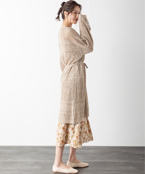 MILLION CARATS（ミリオンカラッツ）の「さらりと羽織ればワンランク上の大人スタイルへ！クロシェ編みから覗く肌見せでシーズンムードを高めるロングカーディガン（ニット/セーター・レディース・ブラック/ベージュ/オフホワイト/カーキ/ブラウン・FREE）」の17枚目の写真