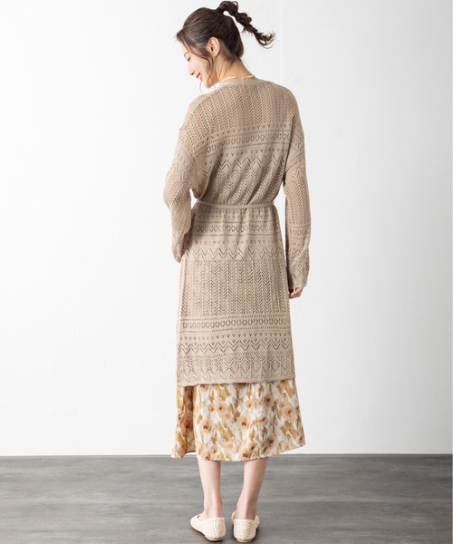 MILLION CARATS（ミリオンカラッツ）の「さらりと羽織ればワンランク上の大人スタイルへ！クロシェ編みから覗く肌見せでシーズンムードを高めるロングカーディガン（ニット/セーター・レディース・ブラック/ベージュ/オフホワイト/カーキ/ブラウン・FREE）」の18枚目の写真