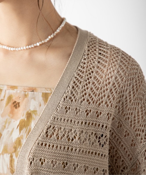 MILLION CARATS（ミリオンカラッツ）の「さらりと羽織ればワンランク上の大人スタイルへ！クロシェ編みから覗く肌見せでシーズンムードを高めるロングカーディガン（ニット/セーター・レディース・ブラック/ベージュ/オフホワイト/カーキ/ブラウン・FREE）」の19枚目の写真