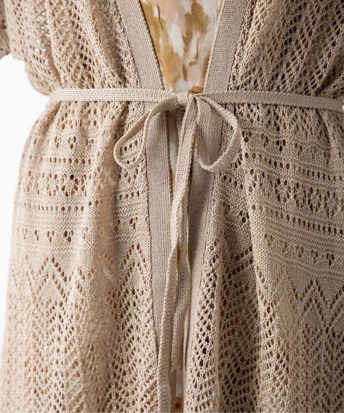 MILLION CARATS（ミリオンカラッツ）の「さらりと羽織ればワンランク上の大人スタイルへ！クロシェ編みから覗く肌見せでシーズンムードを高めるロングカーディガン（ニット/セーター・レディース・ブラック/ベージュ/オフホワイト/カーキ/ブラウン・FREE）」の20枚目の写真