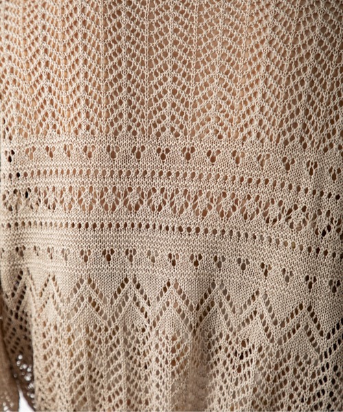 MILLION CARATS（ミリオンカラッツ）の「さらりと羽織ればワンランク上の大人スタイルへ！クロシェ編みから覗く肌見せでシーズンムードを高めるロングカーディガン（ニット/セーター・レディース・ブラック/ベージュ/オフホワイト/カーキ/ブラウン・FREE）」の22枚目の写真