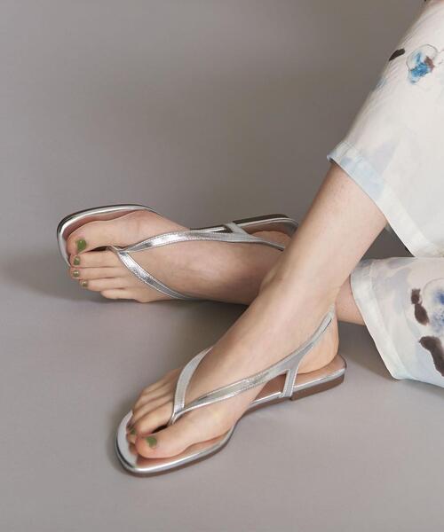 BEAUTY&YOUTH UNITED ARROWS（ビューティーアンドユースユナイテッドアローズ）の「BY フェイクレザートングバックストラップサンダル ◆（サンダル・レディース・ブラック/シルバー・37/38/36/35）」の2枚目の写真