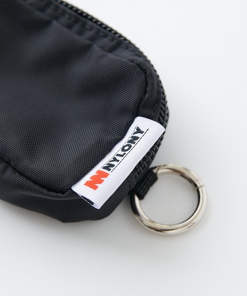 Omekashi（オメカシ）の「NYLONY カラビナポーチS（ポーチ・レディース・ブラック/ピンク・ONE SIZE）」の7枚目の写真
