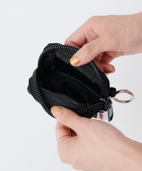 Omekashi（オメカシ）の「NYLONY カラビナポーチS（ポーチ・レディース・ブラック/ピンク・ONE SIZE）」の4枚目の写真