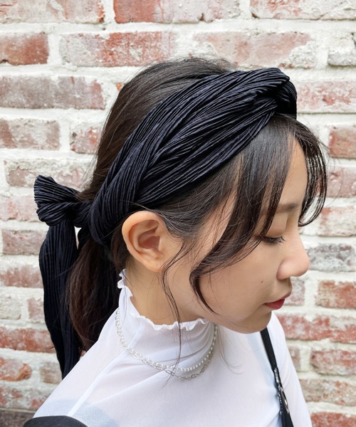CEMONEMO（セモネモ）の「ツイスト プリーツ ヘアターバン（ヘアバンド・レディース・ブラック/グレー/ベージュ・FREE）」の2枚目の写真