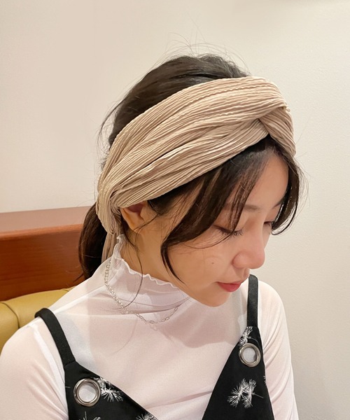 CEMONEMO（セモネモ）の「ツイスト プリーツ ヘアターバン（ヘアバンド・レディース・ブラック/グレー/ベージュ・FREE）」の15枚目の写真