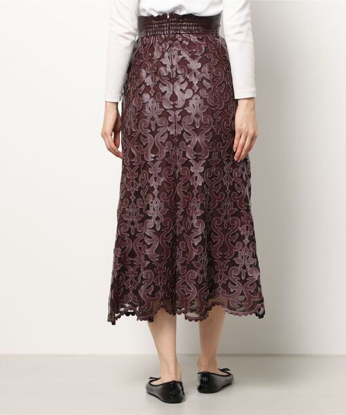 LILY BROWN（リリーブラウン）の「合皮レザー刺繍スカート（スカート・レディース・ボルドー/ブラック・0/1）」の4枚目の写真