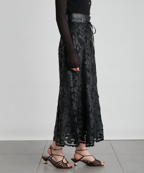 LILY BROWN（リリーブラウン）の「合皮レザー刺繍スカート（スカート・レディース・ボルドー/ブラック・0/1）」の6枚目の写真