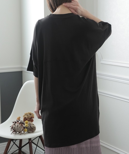 ElegChic(エレグシック)の「シングルジャージ―カットソー(Tシャツ/カットソー・レディース・グレイッシュベージュ/ブラック/ピンクベージュ/オフホワイト・M/XL/4L)」の5枚目の写真