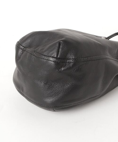 hobo(ホーボー)の「【hobo】DRAWSTRING POUCH COW LEATHER(ハンドバッグ・メンズ・ブラック/ホワイト・FREE)」の6枚目の写真