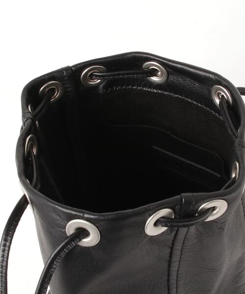 hobo(ホーボー)の「【hobo】DRAWSTRING POUCH COW LEATHER(ハンドバッグ・メンズ・ブラック/ホワイト・FREE)」の4枚目の写真