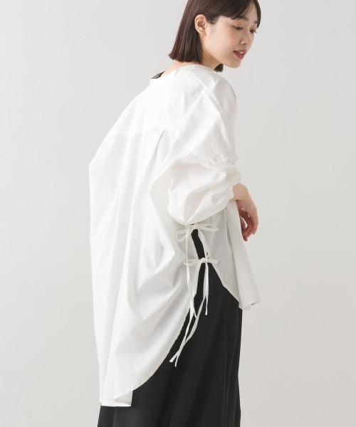 OMNES Supremo（オムネス　スプレモ）の「タイプライターサイドリボンバンドカラーシャツ（シャツ/ブラウス・レディース・ホワイト/ブラック/ブラウン/ベージュ/モカ・FREE）」の2枚目の写真