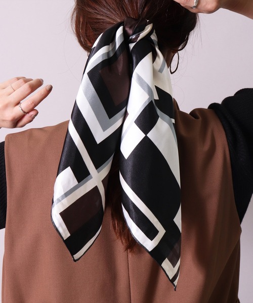 BAYBLO（ベイブロ）の「(CR)【ユニセックス】ジオメトリック 柄 プリント スカーフ（バンダナ/スカーフ・レディース・ブラック/ロイヤルブルー/オレンジ/ターコイズブルー・ONE SIZE）」の2枚目の写真