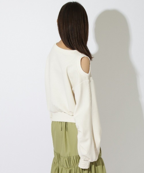 REDYAZEL（レディアゼル）の「オープンショルダーダンボールプルオーバー（Tシャツ/カットソー・レディース・オフホワイト/グリーン/ネイビー・FREE）」の7枚目の写真