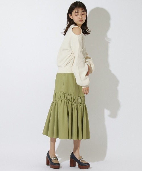 REDYAZEL（レディアゼル）の「オープンショルダーダンボールプルオーバー（Tシャツ/カットソー・レディース・オフホワイト/グリーン/ネイビー・FREE）」の8枚目の写真