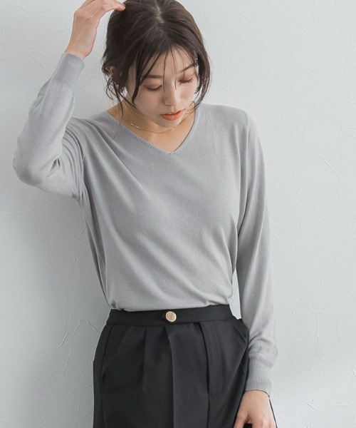 Pierrot（ピエロ）の「Vネック シルクタッチウォッシャブルニット（ニット/セーター・レディース・ホワイト×ブラック/ピンク/オフホワイト/ネイビー/ブラック/グレイッシュベージュ/ブルー/ホワイト×ピンク/グレー/ミント/ブルー系その他/ラベンダー/オレンジ/ライトブルー/ロイヤルブルー・L/M）」の6枚目の写真