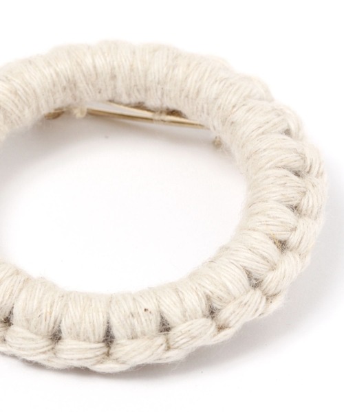 studio CLIP(スタディオクリップ)の「マクラメリングブローチ(ブローチ/コサージュ・レディース・アイボリー・FREE)」の2枚目の写真