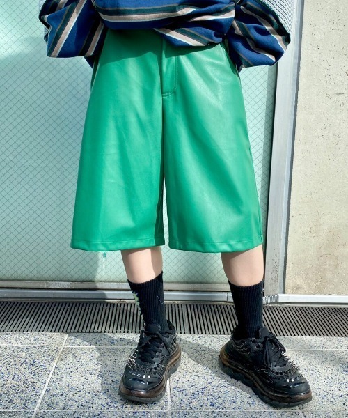 Candy Stripper(キャンディストリッパー)の「FAKE LEATHER HALF パンツ(その他パンツ・レディース・グリーン/ブラック・2)」の1枚目の写真