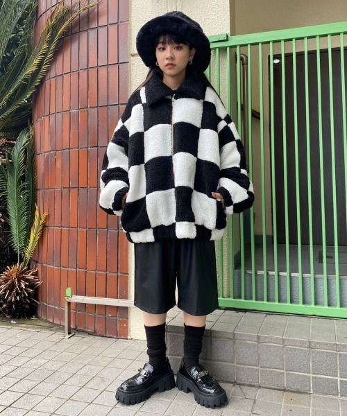 Candy Stripper(キャンディストリッパー)の「FAKE LEATHER HALF パンツ(その他パンツ・レディース・グリーン/ブラック・2)」の3枚目の写真