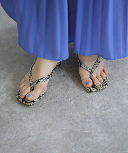 B.C STOCK(ベーセーストック)の「トングヒールサンダル(サンダル・レディース・ベージュ/ブラック/チャコールグレー・MEDIUM/LARGE/SMALL)」の2枚目の写真