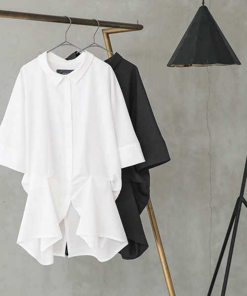 osharewalker（オシャレウォーカー）の「【廃盤】『変形裾タックデザインシャツ』（シャツ/ブラウス・レディース・オフホワイト/ブラック・FREE）」の3枚目の写真