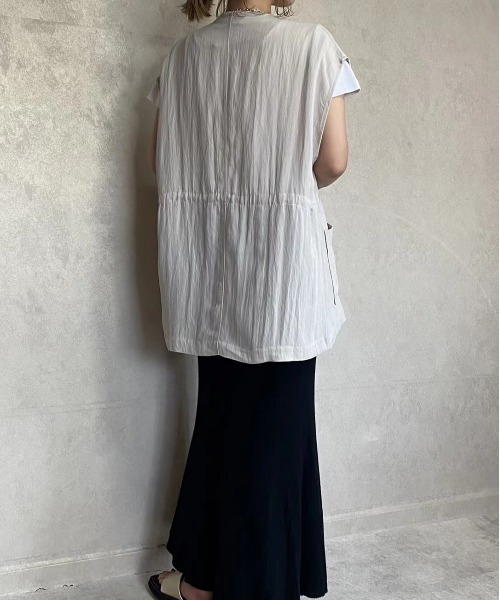 ECRIRE(エクリール)の「【miho.a.nicoコラボ】ウエストドロストリネンライクベスト(ベスト・レディース・ライトグレー/ブラック/インディゴブルー/グリーン・M/L)」の22枚目の写真