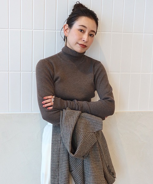 CREDONA(クレドナ)の「リブタートルネックニット(ニット/セーター・レディース・ブラック/グリーン/オフホワイト/ブルー/ブラウン・FREE)」の6枚目の写真