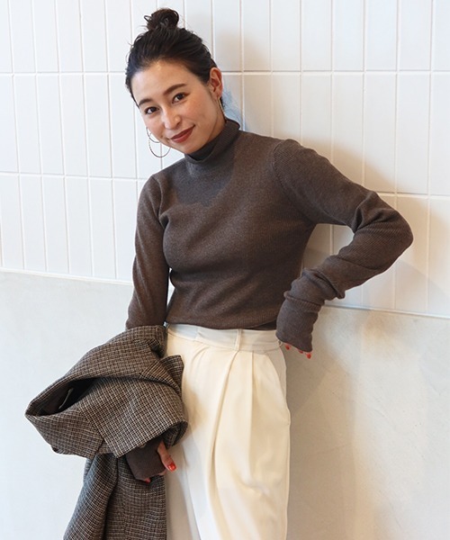 CREDONA(クレドナ)の「リブタートルネックニット(ニット/セーター・レディース・ブラック/グリーン/オフホワイト/ブルー/ブラウン・FREE)」の9枚目の写真