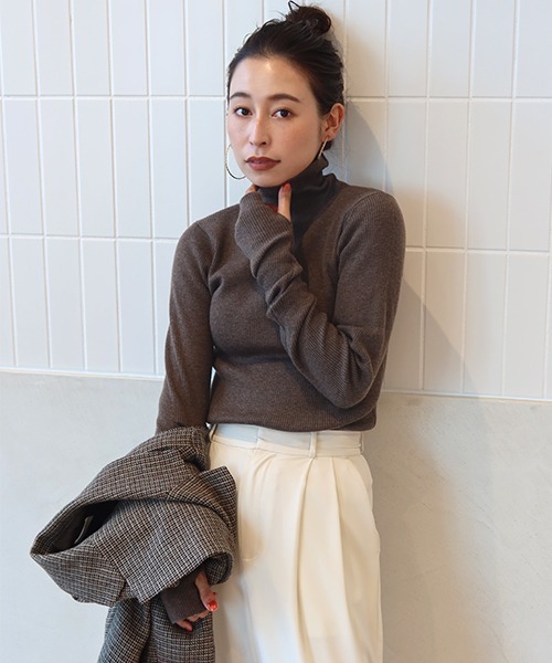 CREDONA(クレドナ)の「リブタートルネックニット(ニット/セーター・レディース・ブラック/グリーン/オフホワイト/ブルー/ブラウン・FREE)」の7枚目の写真