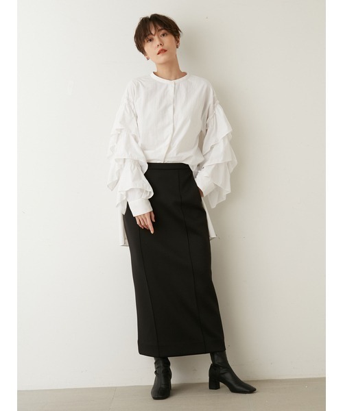 【新品・タグ付き】emmi atelier フリルスリーブブラウス emmi（エミ）の「【emmi atelier】フリルスリーブブラウス（シャツ
