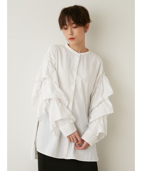 【新品・タグ付き】emmi atelier フリルスリーブブラウス emmi（エミ）の「【emmi atelier】フリルスリーブブラウス（シャツ