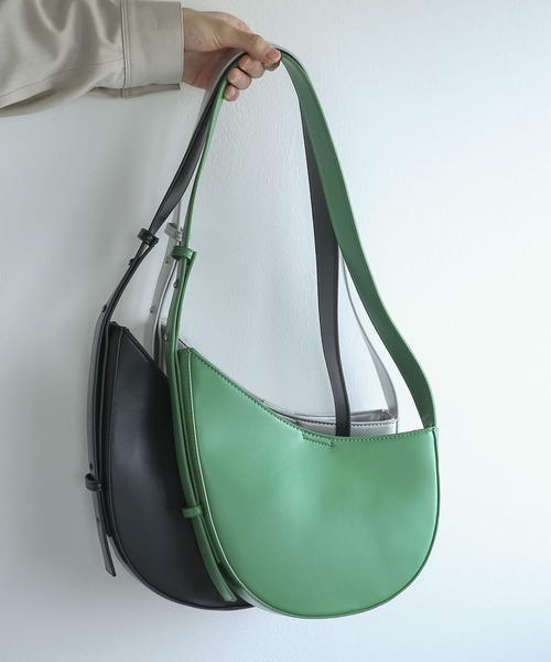 SENSE OF PLACE by URBAN RESEARCH（センスオブプレイスバイアーバンリサーチ）の「アシンメトリーショルダーバッグ（ショルダーバッグ・メンズ・ブラック/シルバー/グリーン・ONE）」の2枚目の写真