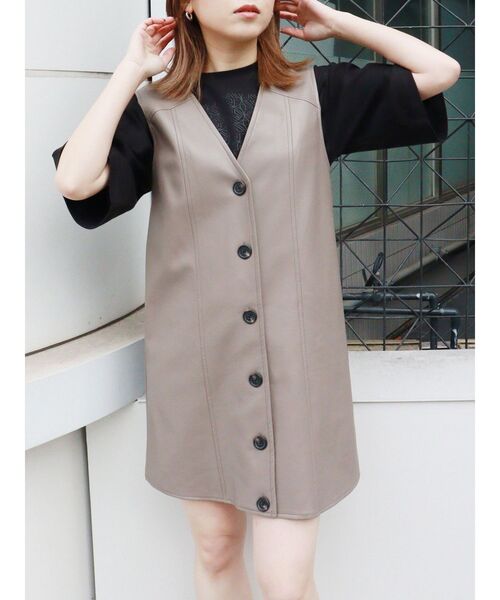 MURUA（ムルーア）の「フェイクレザーボタンジャンパースカート（ワンピース・レディース・モカ/アイボリー/ブラック・FREE）」の3枚目の写真