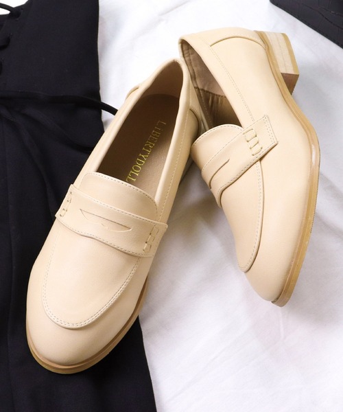 LibertyDoll（リバティードール）の「軽量 マニッシュ ローファー（ローファー・レディース・ダークブラウン系3/ブラック×ホワイト/ダークブラウン系1/ブラック系2/ブラック系1/ブラウン系2/レッド系1/シルバー系1/シルバー系3/ブラック系4/ブラック系7/ダークブラウン系2/ベージュ系1/ブラウン系4/ブラウン系3/イエロー系3/その他1/ベージュ系2/グレー系2/ブラック系3/ワイン系1/レッド系2/ブラウン系1/アイボリー系1/ダークブラウン系4/ワイン系2/ダークブラウン系5/ブラック系5/シルバー系2/ブラック系6/ネイビー系1/アイボリー系2/ネイビー系2/イエロー系1/ワイン系3/イエロー系2・LL/SS/S/L/M/3L）」の19枚目の写真